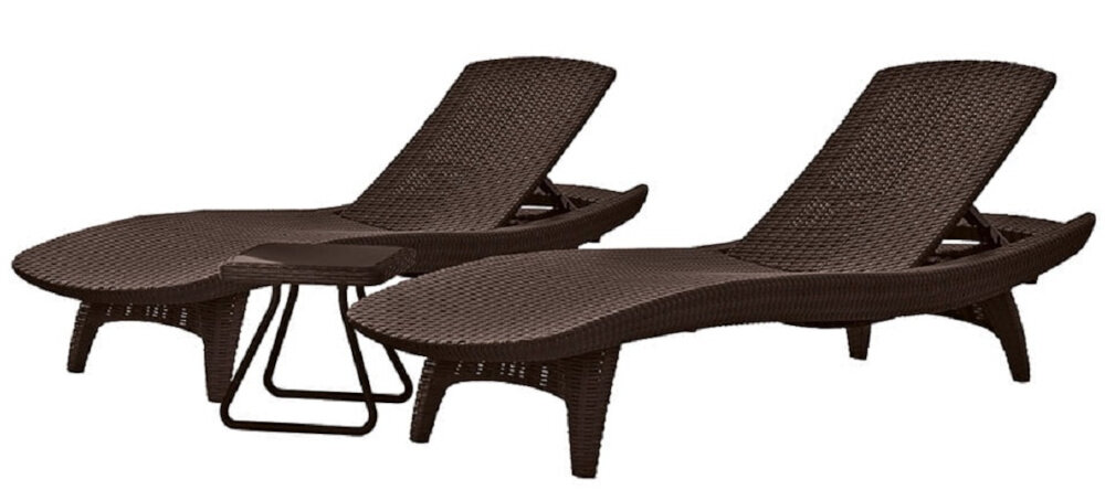 Na obrazie znajdują się dwa brązowe leżaki z plecionki oraz mały stolik z metalowymi nogami. Leżaki mają zakrzywiony kształt i są ustawione obok siebie.