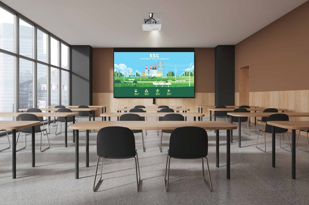 Projektor laserowy OPTOMA HZ151X, kino domowe, projekcja laserowa, obraz Full HD, projektor zawieszony na suficie w pomieszczeniu