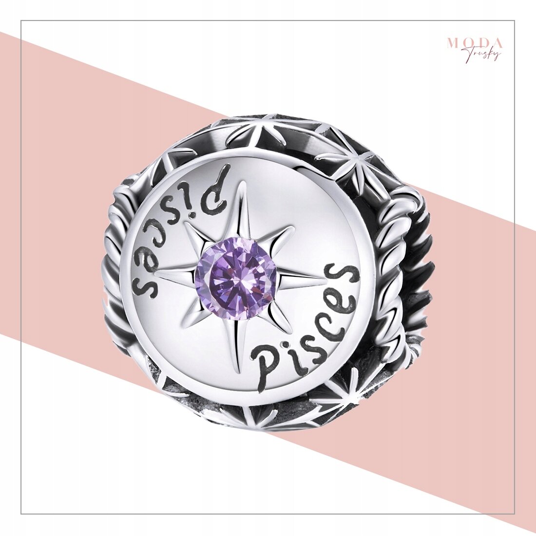 Srebrny charms z napisem \'Pisces\' i fioletowym kamieniem w centrum, otoczony wzorem przypominającym gwiazdę. W tle widoczne jest logo \'MODA Jewelry\'.