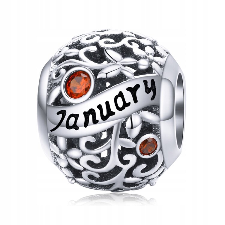 Srebrny charms z ażurowym wzorem, ozdobiony czerwonymi kamieniami i napisem \'January\'.