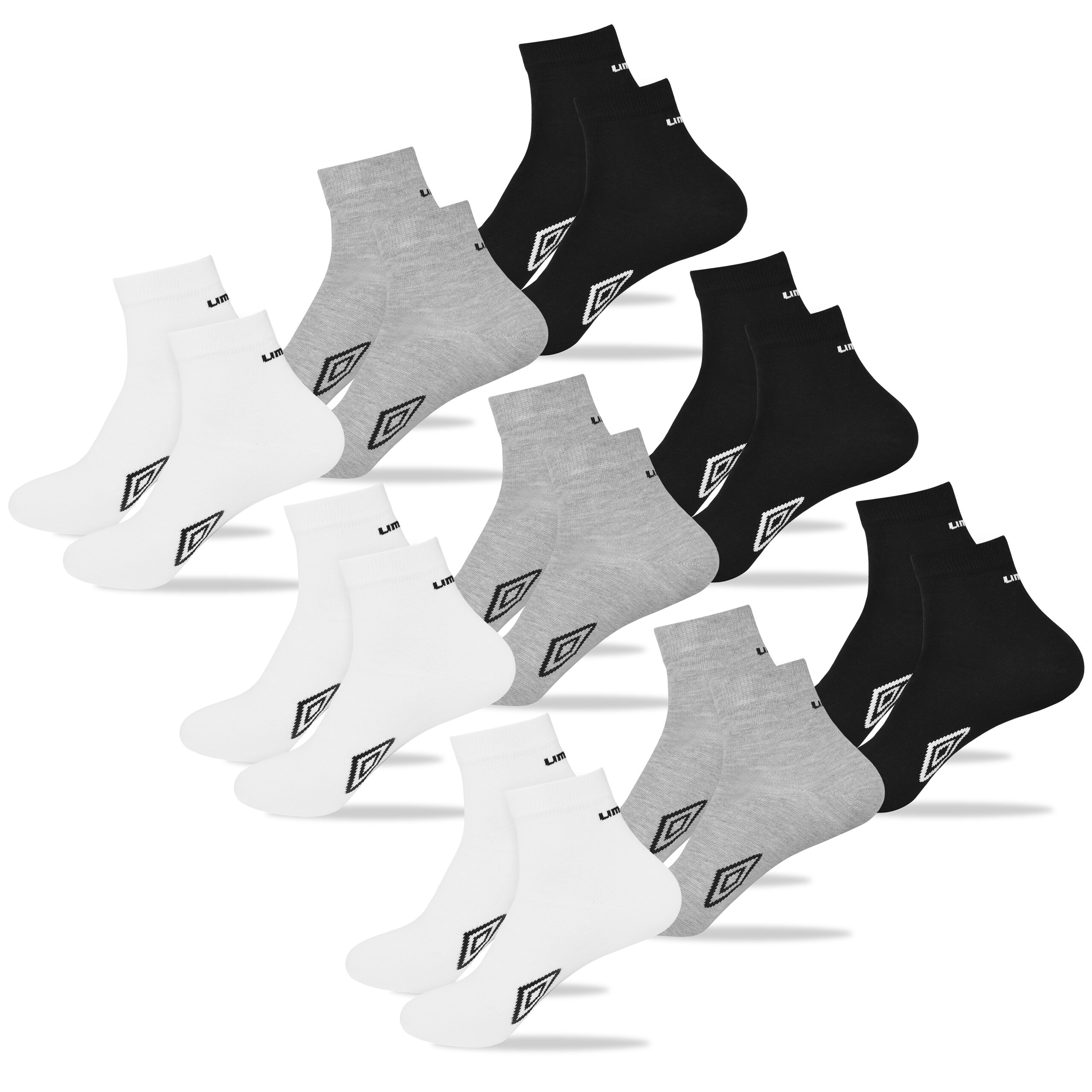 Na obrazie widoczne są trzy zestawy skarpet w kolorach białym, szarym i czarnym, każdy z logo Umbro na boku. Skarpety są ułożone w trzech rzędach po trzy pary.