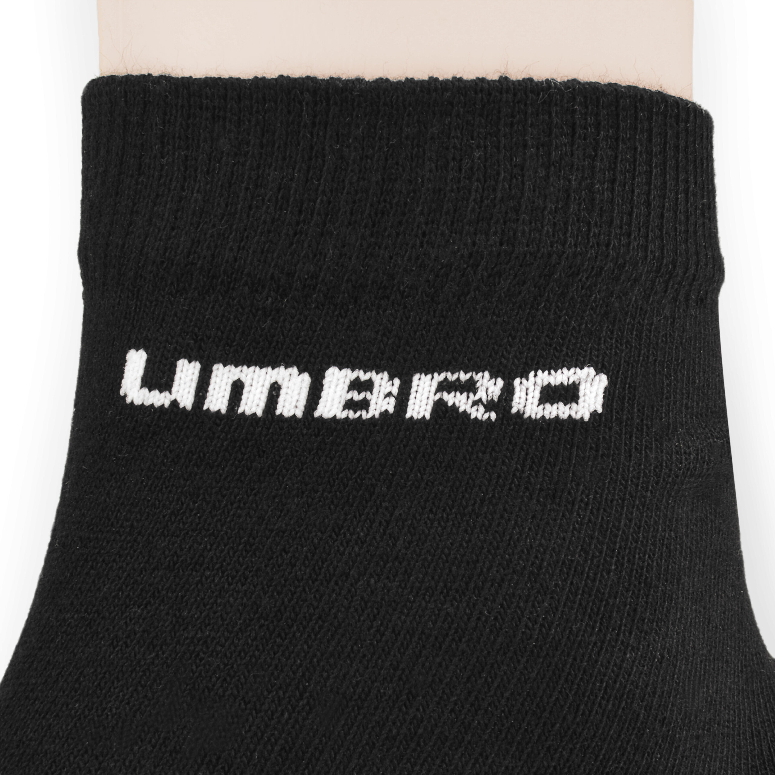 Czarna skarpeta z białym napisem \'UMBRO\' na górnej części. Materiał wygląda na elastyczny i dobrze dopasowany.