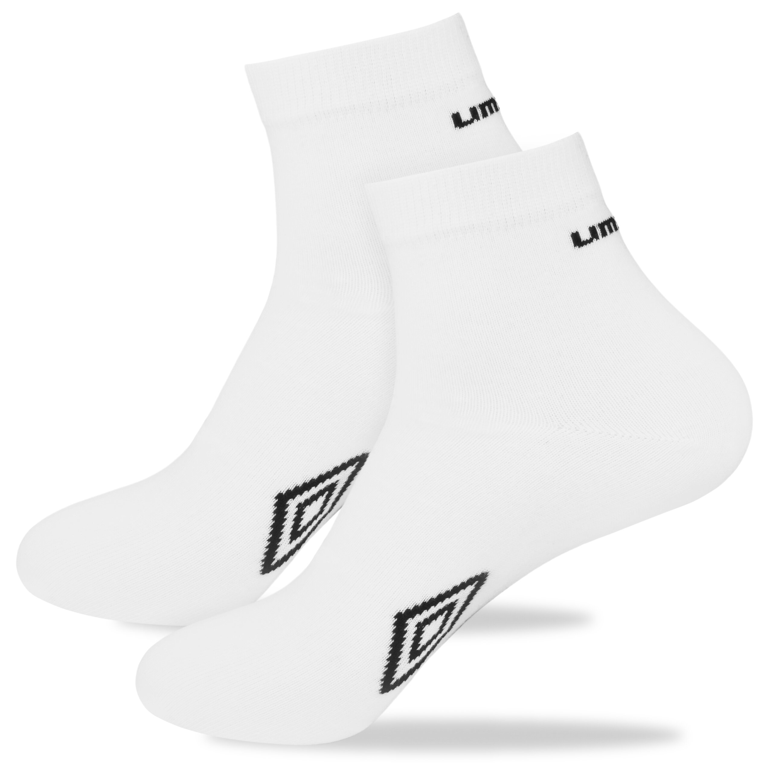Dwie białe skarpety z czarnym logo Umbro na kostce i charakterystycznym wzorem na stopie. Skarpety są krótkie, sięgające powyżej kostki.