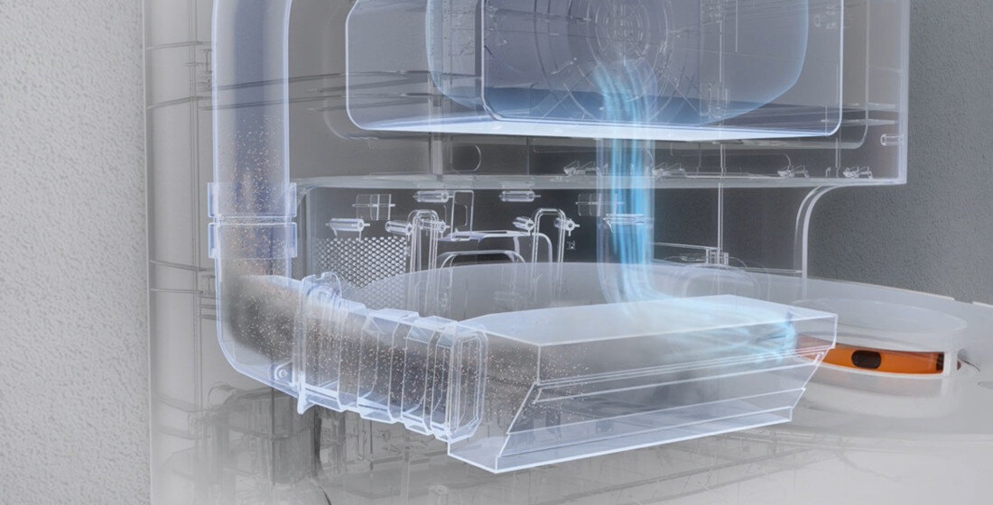 Obraz przedstawia przekrój technologiczny robota sprzątającego, ukazujący przepływ powietrza przez jego wnętrze. Widoczne są przezroczyste elementy konstrukcji oraz niebieski strumień powietrza.