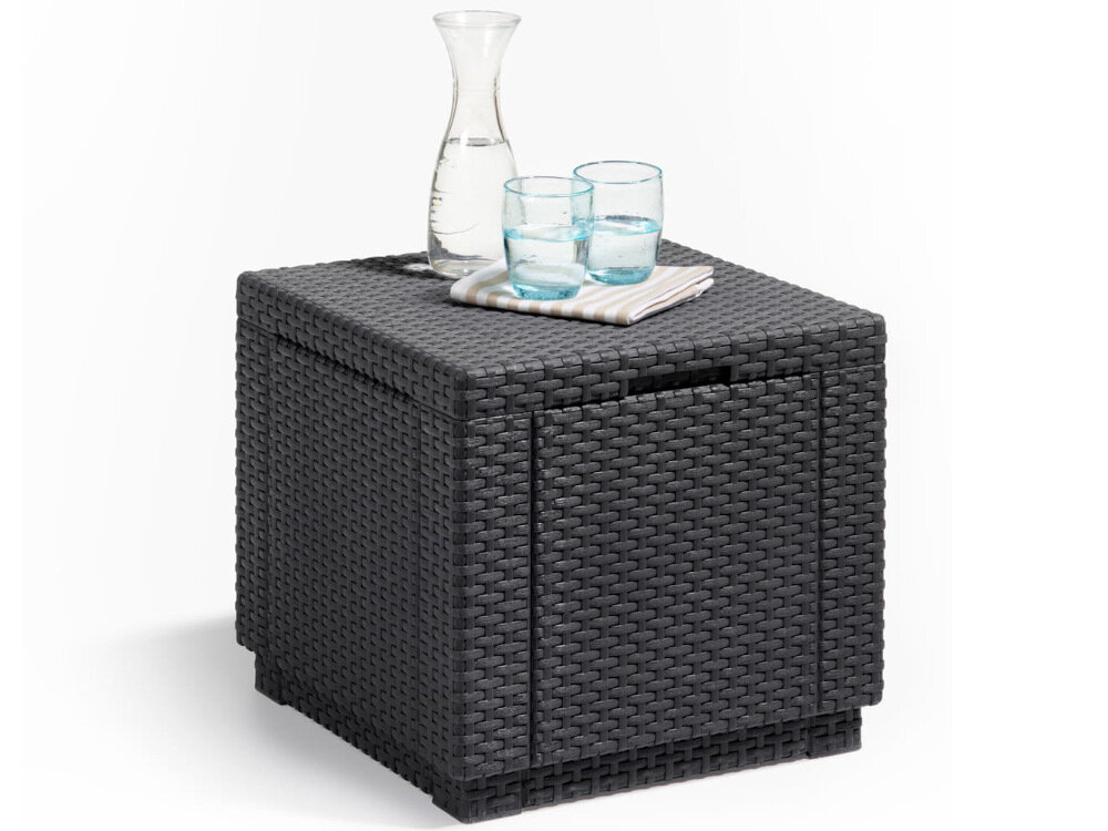 Na obrazie widoczna jest pufa ogrodowa w kolorze grafitowym o fakturze przypominającej plecionkę. Na pufie znajdują się karafka z wodą, dwa szklanki oraz złożona serwetka.