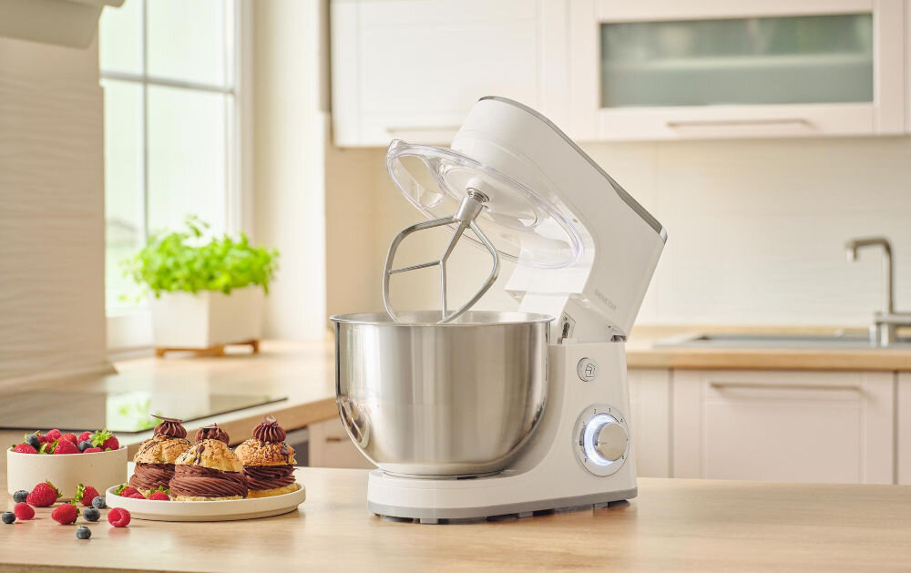 Robot kuchenny planetarny SENCOR STM 36330WH 1300W kuchenny pomocnik biały robot stoi na blacie w kuchni babeczki owoce pokrętło osłona mieszadło 