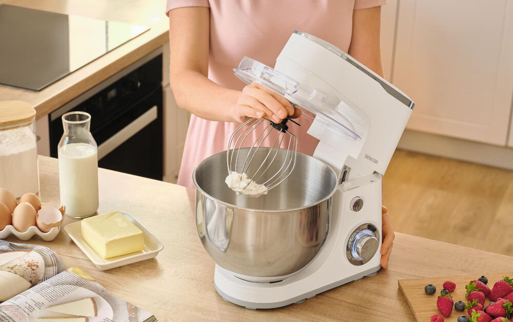 Robot kuchenny planetarny SENCOR STM 36330WH 1300W robot podniesione ramię kuchnia ręka ściągająca mieszadło ubijanie owoce masło mleko mąka sześć poziomów prędkości precyzyjne dostosowanie obrotów możliwość regulacji wszechstronny różne rodzaje ciast oraz mas funkcja PULSE krótkotrwałe zwiększenie mocy intuicyjny system sterowania łatwa obsługa korzystanie z pełni możliwości urządzenia 