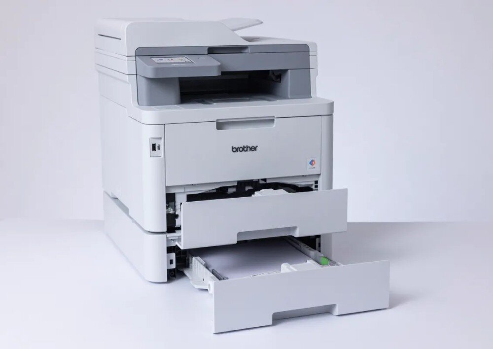 Urządzenie wielofunkcyjne BROTHER MFC-L8390CDW drukarka stojąca pod kątem z wysuniętymi tacami odbiorczymi podajnik papieru
