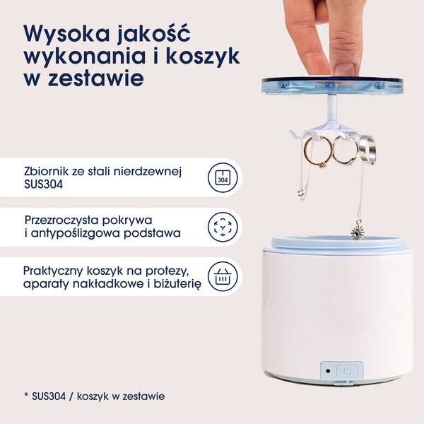 Obraz przedstawia myjkę ultradźwiękową z przezroczystą pokrywą, na której zawieszono biżuterię. Tekst na obrazie: \'Wysoka jakość wykonania i koszyk w zestawie\', \'Zbiornik ze stali nierdzewnej SUS304\', \'Przezroczysta pokrywa i antypoślizgowa podstawa\', \'Praktyczny koszyk na protezy, aparaty nakładkowe i biżuterię\'.