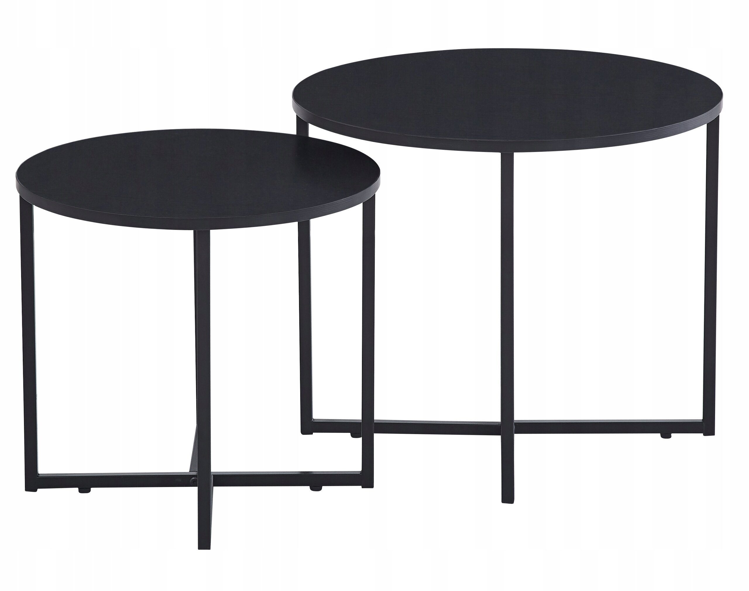 Na obrazie widoczne są dwa okrągłe stoliki kawowe w kolorze czarnym, różniące się wielkością. Stoliki mają metalowe nogi i prosty, nowoczesny design.