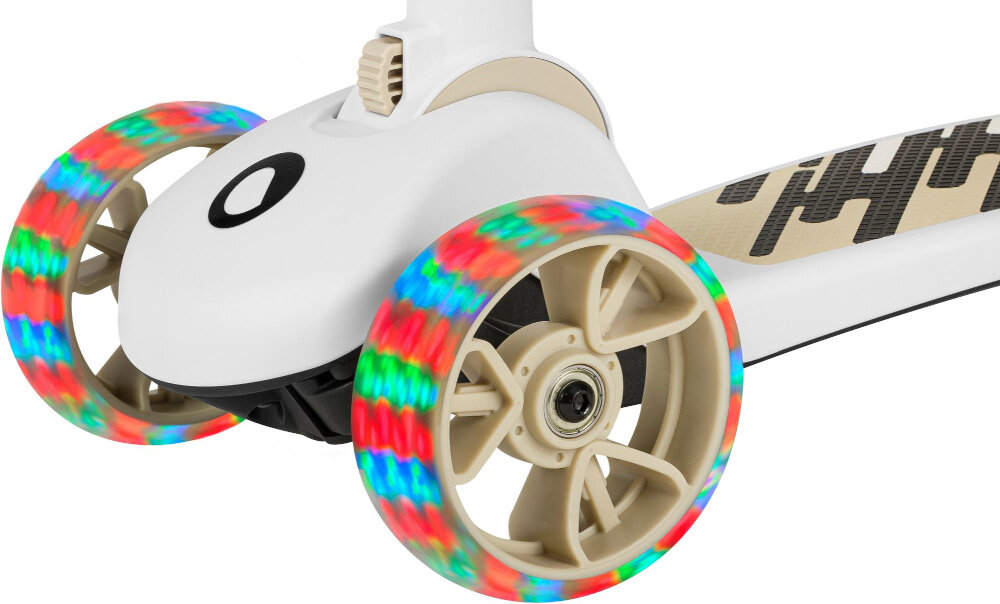 Biało-beżowa hulajnoga dziecięca z trzema kołami, które świecą w różnych kolorach. Na białej części widoczne jest czarne logo w kształcie litery \'O\'.
