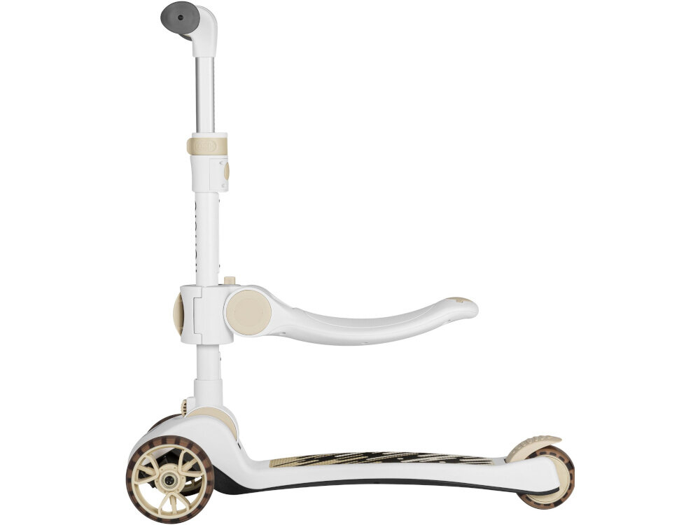 Biało-beżowa hulajnoga dziecięca z trzema kołami i regulowaną kierownicą. Posiada zakrzywioną platformę z wzorem oraz elementy w kolorze beżowym.