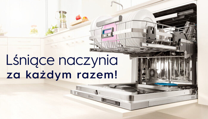Otwarta zmywarka z widocznymi naczyniami w środku, na tle jasnej kuchni. Tekst na obrazie: \'Lśniące naczynia za każdym razem!\'.