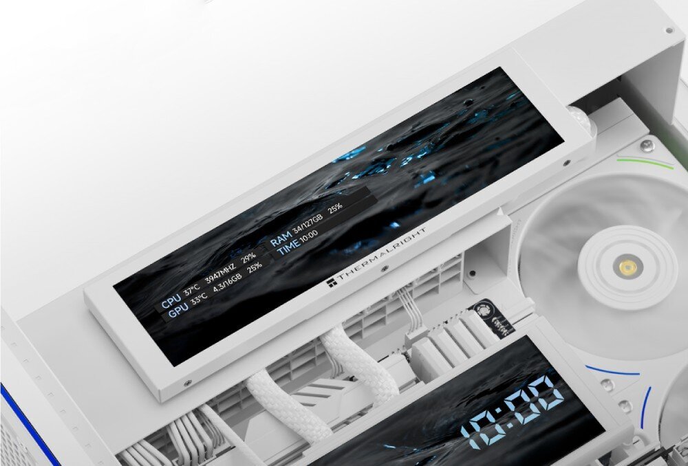 Obraz przedstawia wnętrze komputera z widocznym wyświetlaczem pokazującym parametry: CPU 57°C 3947MHz 72%, GPU 35°C 43.1MHz 23%, RAM 34/102GB 25%, TIME 0:00. Obok znajduje się wentylator oraz logo \'THERMALRIGHT\'.