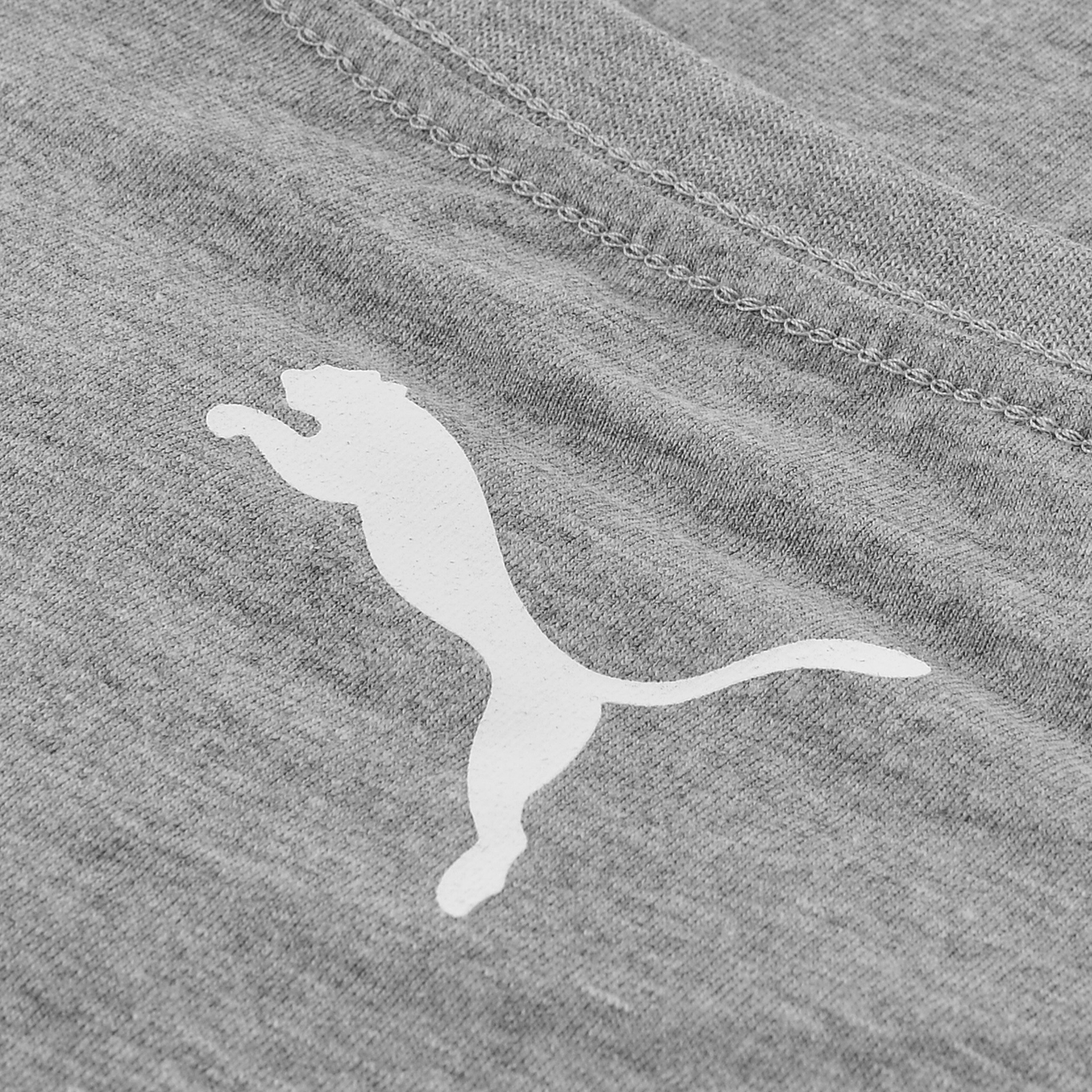 Szara koszulka z widocznym białym logo przedstawiającym skaczącego kota. Materiał ma wyraźny splot i przeszycia.