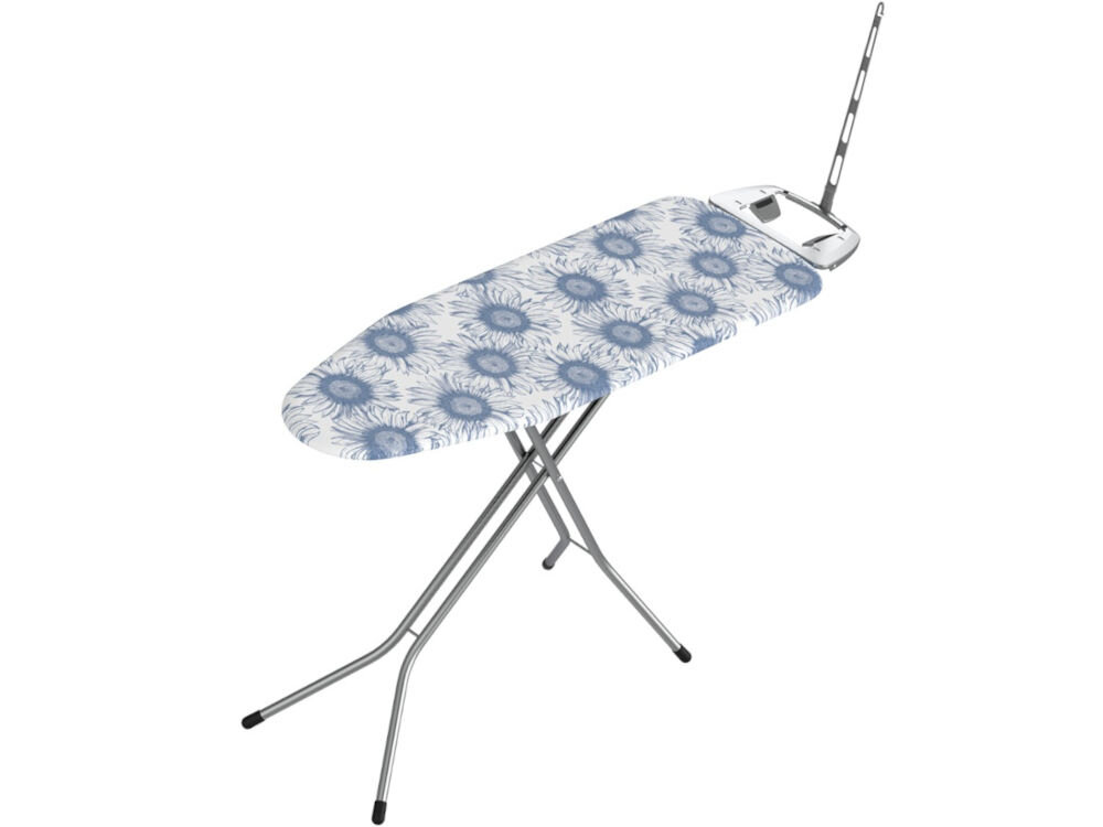Deska do prasowania z metalowymi nogami i wzorzystym pokrowcem w niebieskie kwiaty. Posiada uchwyt na żelazko z otworami wentylacyjnymi.