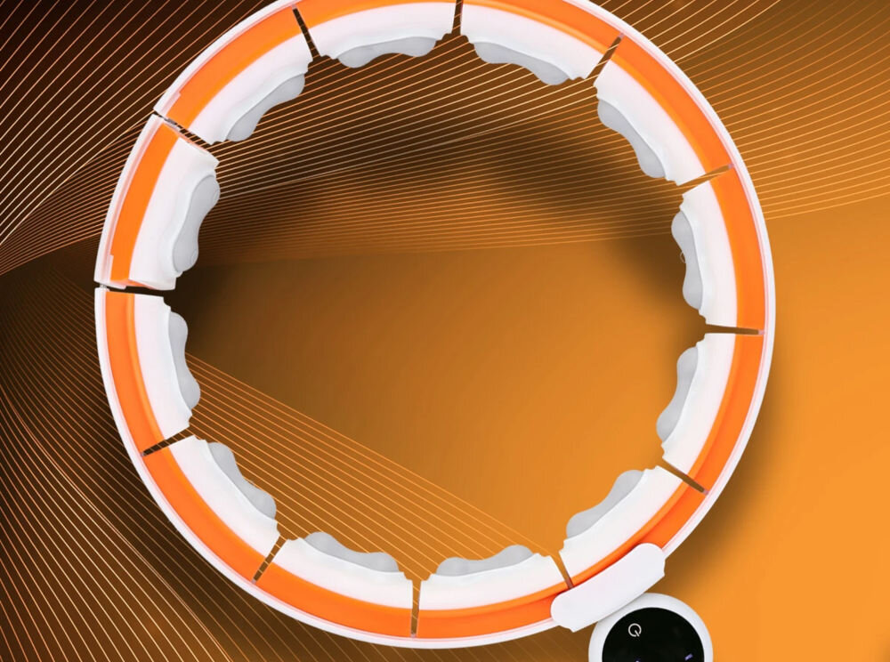 Obraz przedstawia biało-pomarańczowe hula hop z segmentami, na tle pomarańczowych linii. W dolnej części widoczny jest czarny element z białymi symbolami.