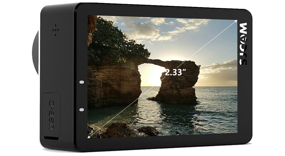 Obraz przedstawia ekran kamery sportowej z widokiem na formację skalną nad wodą o zachodzie słońca. Na ekranie widoczny jest napis \'2.33\