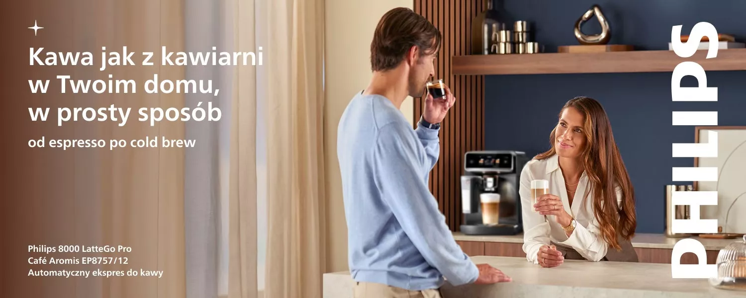 Na obrazie widać dwie osoby pijące kawę w kuchni, a w tle znajduje się ekspres do kawy. Tekst na obrazie: \'Kawa jak z kawiarni w Twoim domu, w prosty sposób od espresso po cold brew. Philips 8000 LatteGo Pro Café Aromis EP8757/12 Automatyczny ekspres do kawy\'.