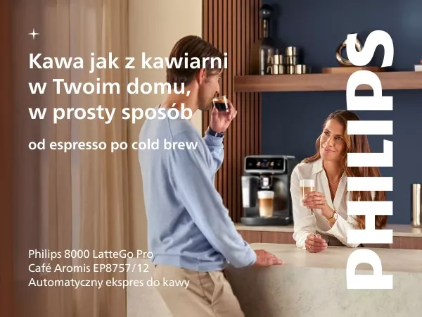 Na obrazie widoczne są dwie osoby pijące kawę w kuchni, a w tle znajduje się ekspres do kawy. Tekst na obrazie: \'Kawa jak z kawiarni w Twoim domu, w prosty sposób od espresso po cold brew\' oraz \'Philips 8000 LatteGo Pro Café Aromis EP8757/12 Automatyczny ekspres do kawy\'.