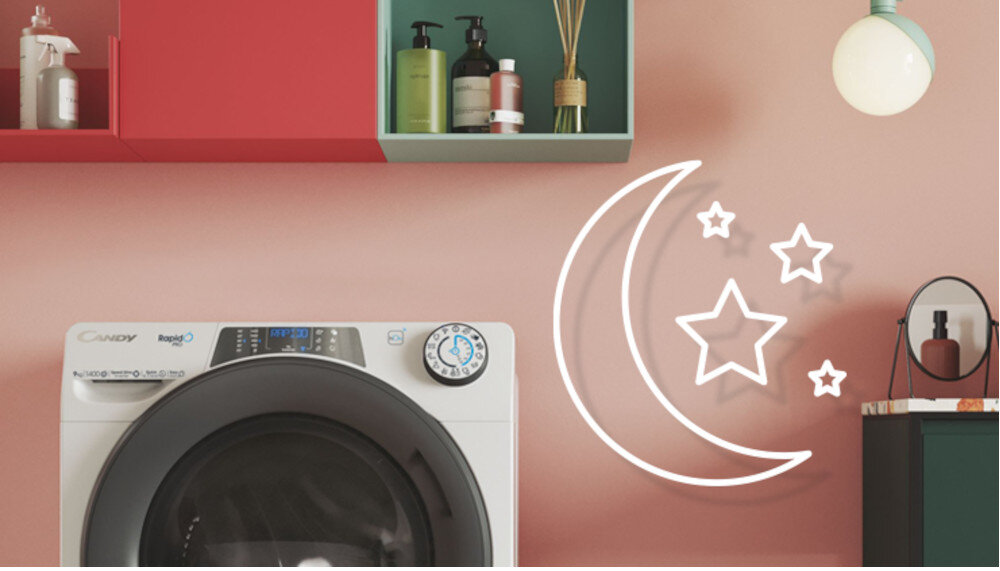 Na obrazie widoczna jest pralka z logo \'Candy\' i napisem \'RapidÓ Pro\'. Obok pralki znajduje się neonowy symbol księżyca i gwiazd na różowej ścianie, a nad pralką są półki z kosmetykami.