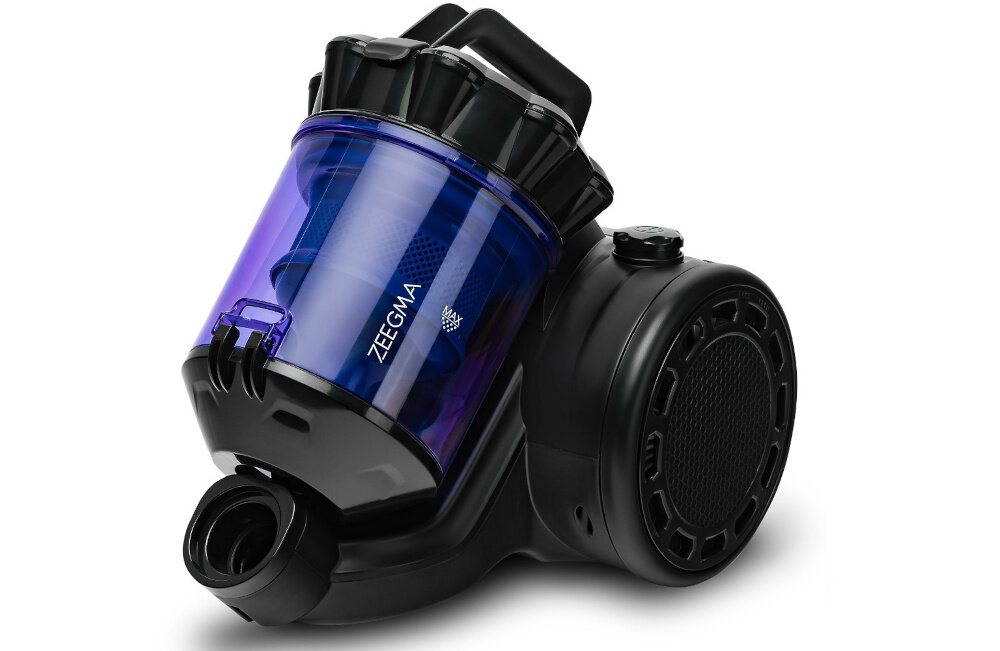 Na obrazie widoczny jest odkurzacz z przezroczystym, niebieskim pojemnikiem na kurz. Na pojemniku znajduje się napis \'ZEEGMA\'.