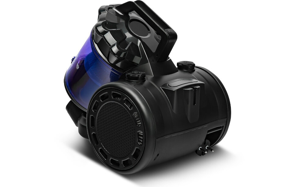 Czarny odkurzacz z niebieskim pojemnikiem na kurz i dużymi kołami. Na pojemniku widoczne jest logo \'ZEEGMA\'.