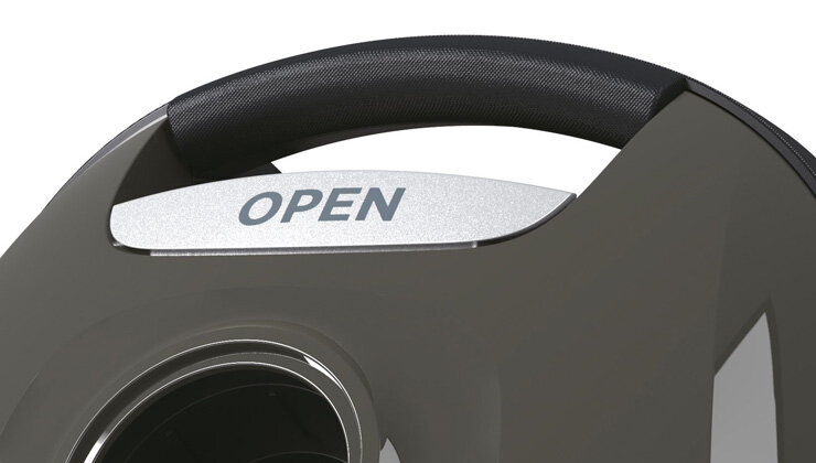 Fragment odkurzacza z widocznym uchwytem i napisem \'OPEN\'.