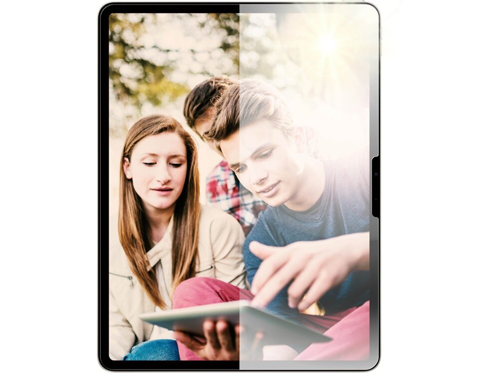 Obraz przedstawia tablet z nałożonym szkłem ochronnym, które pokazuje różnicę w odbiciu światła. Po jednej stronie ekran jest wyraźny, a po drugiej odbija światło słoneczne.
