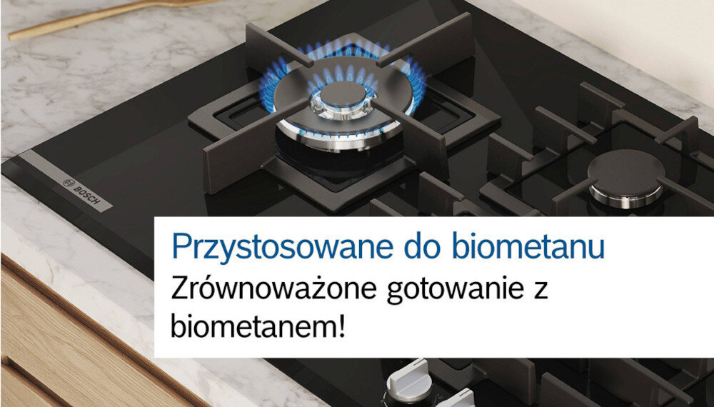 PŁYTA BOSCH PNH6B6K40 Na zdjęciu pokazano płytę gazową marki Bosch z jednym z palników pracujących na niebieskim płomieniu. Nałożony napis informuje, że urządzenie jest przystosowane do zasilania biometanem, co pozwala na bardziej zrównoważone gotowanie biometan ekologiczne gotowanie odnawialny gaz ziemny przyjazne środowisku niska emisja CO₂ zdrowe gotowanie ekologiczne przepisy