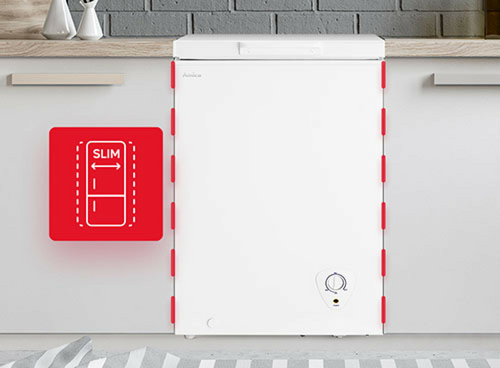 Biała lodówka w zabudowie kuchennej z czerwonym oznaczeniem \'SLIM\' po lewej stronie. Na lodówce widoczne jest logo \'Amica\'.