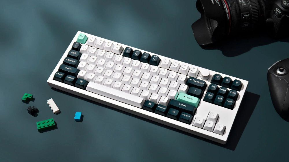 KEYCHRON Q6 HE KEYCHRON Q6 HE bezprzewodowa klawiatura mechaniczna QMK 100% magnetyczne przełączniki Gateron Hall Effect 2.0 regulowanemu punktowi aktywacji - klawiatura na blacie, obok aparat i klocki