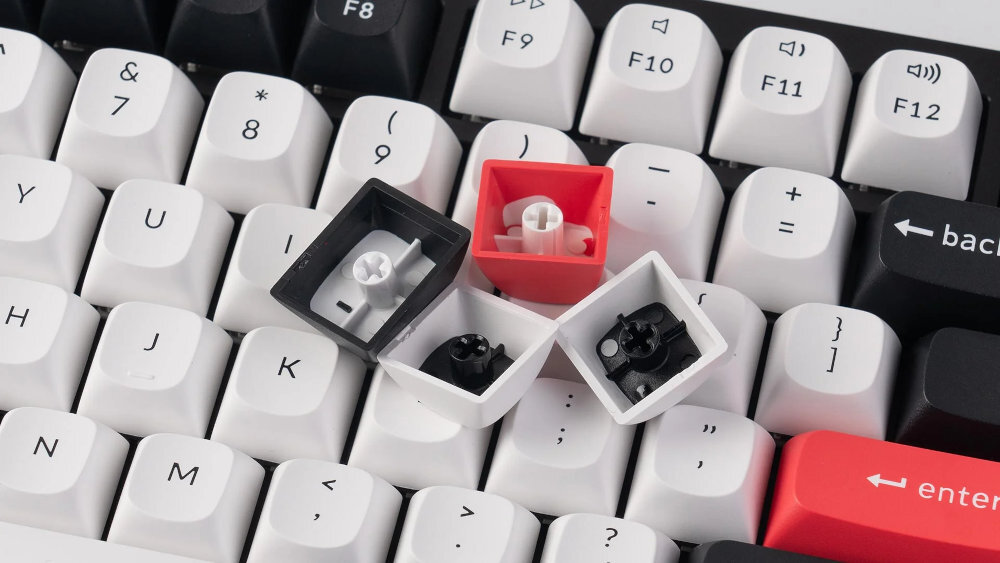 KEYCHRON Q6 HE Keycapy Double‑Shot PBT profilu OSA profilu OEM kształt inspirowany profilem SA styl OSA (OEM Spherical Angled) trwałego tworzywa PBT technologii double‑shot - klawisze leżące na kalwiaturze