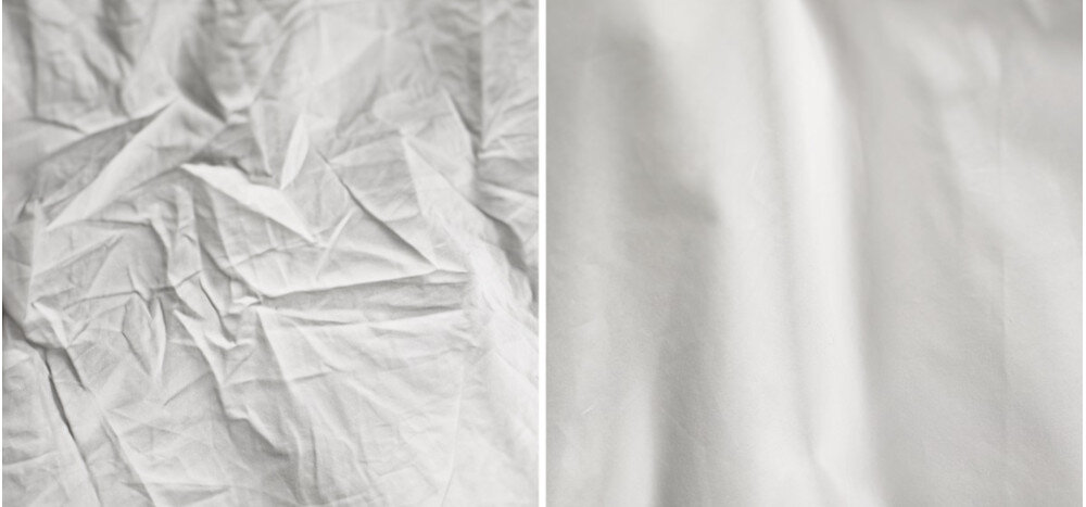 Obraz przedstawia porównanie dwóch tkanin: po lewej stronie widoczna jest pognieciona tkanina, a po prawej gładka tkanina.