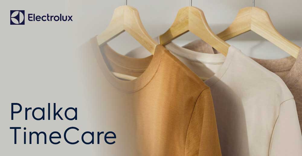 Na obrazie widoczne są trzy koszulki na drewnianych wieszakach w różnych odcieniach beżu i brązu. W lewym górnym rogu znajduje się logo Electrolux, a poniżej tekst \'Pralka TimeCare\'.
