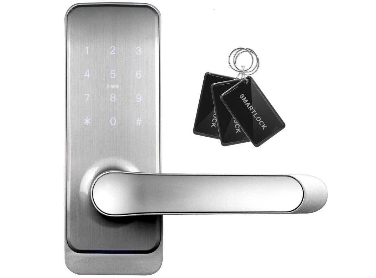 Srebrna klamka z panelem numerycznym od 0 do 9 oraz symbolami * i #. Obok znajdują się trzy czarne breloki z napisem \'SMART LOCK\'.