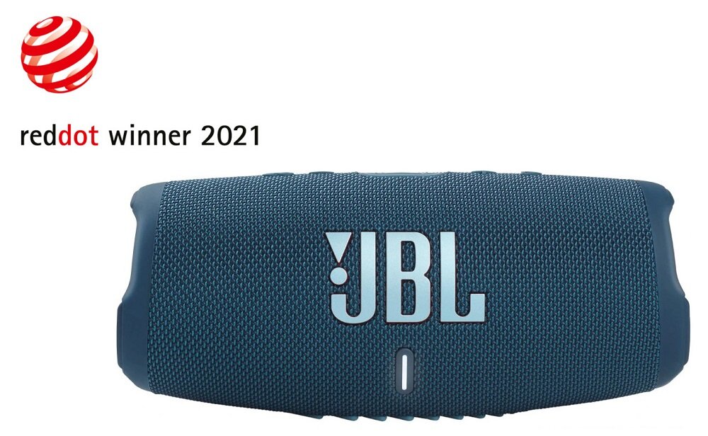 Niebieski głośnik mobilny z widocznym logo \'JBL\' na przodzie. W lewym górnym rogu znajduje się napis \'reddot winner 2021\' oraz czerwone logo w kształcie kuli z białymi paskami.