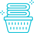 Ikona przedstawia kosz na pranie z ułożonymi na nim ręcznikami, w kolorze niebieskim z dodatkowymi błyszczącymi elementami.