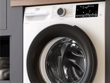 Pralka z widocznym bębnem i panelem sterowania, na którym wyświetla się napis \'End\'. Na obudowie znajduje się logo \'beko\'.