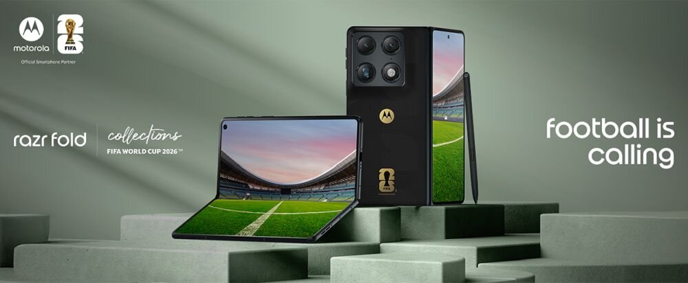 Na obrazie widoczny jest smartfon z rozłożonym ekranem, na którym wyświetlany jest stadion piłkarski. Obok telefonu znajdują się logotypy motorola, FIFA World Cup 2026™ oraz tekst \'razr fold collections FIFA World Cup 2026™\' i \'football is calling\'.