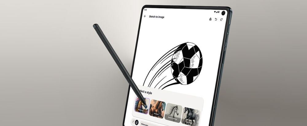 Na obrazie widoczny jest smartfon z rysikiem, na ekranie którego znajduje się czarno-biały rysunek piłki nożnej. W dolnej części ekranu widoczne są miniatury obrazów z podpisem \'Select a style\'.