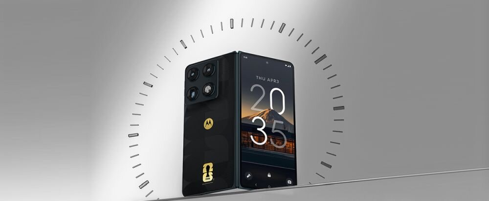 Na obrazie widoczny jest smartfon z dużym wyświetlaczem, na którym wyświetlana jest godzina 20:35. Obok znajduje się tylna część urządzenia z trzema aparatami i logo producenta.