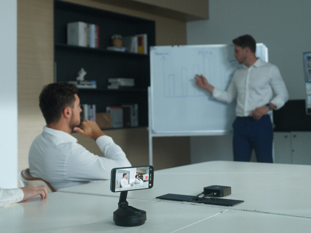 Uchwyt do telefonu COMITOK Mota Magnetic Biały, uchwyt, magnetyczny, bez rąk, transmisje, Uchwyt magnetyczny COMITOK Mota Magnetic
                uchwyt z przymocowanym telefonem nagrywającym mężczyzn podczas spotkania inteligentny uchwyt magnetycznie rozmowy wideo transmisja nagrania