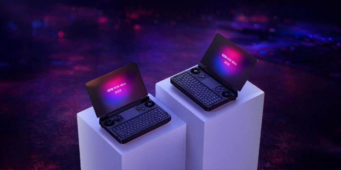 Dwa laptopy z otwartymi ekranami stoją na białych postumentach. Na ekranach widoczny jest tekst: \'GPD Win Mini 2023\'.