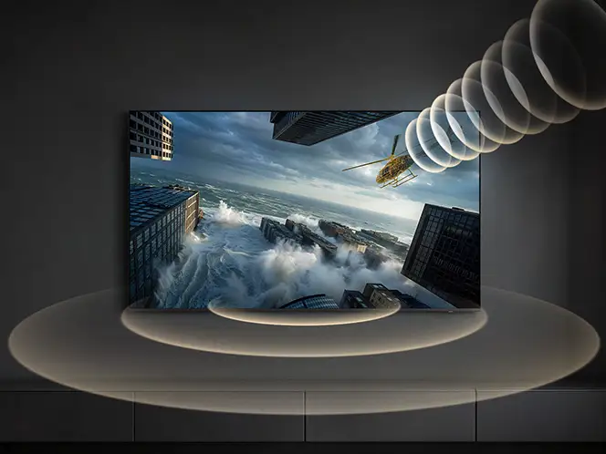 Telewizor wyświetla dynamiczną scenę z helikopterem nad zalanymi wodą budynkami. Wokół ekranu widoczne są efekty dźwiękowe w postaci fal.