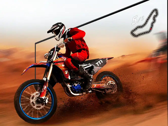 2026-motion-xcelerator 664x498 Osoba na motocyklu w czerwonym stroju jedzie po piaszczystym terenie, a w tle widoczny jest zarys toru wyścigowego z oznaczeniem \'5/5\'.