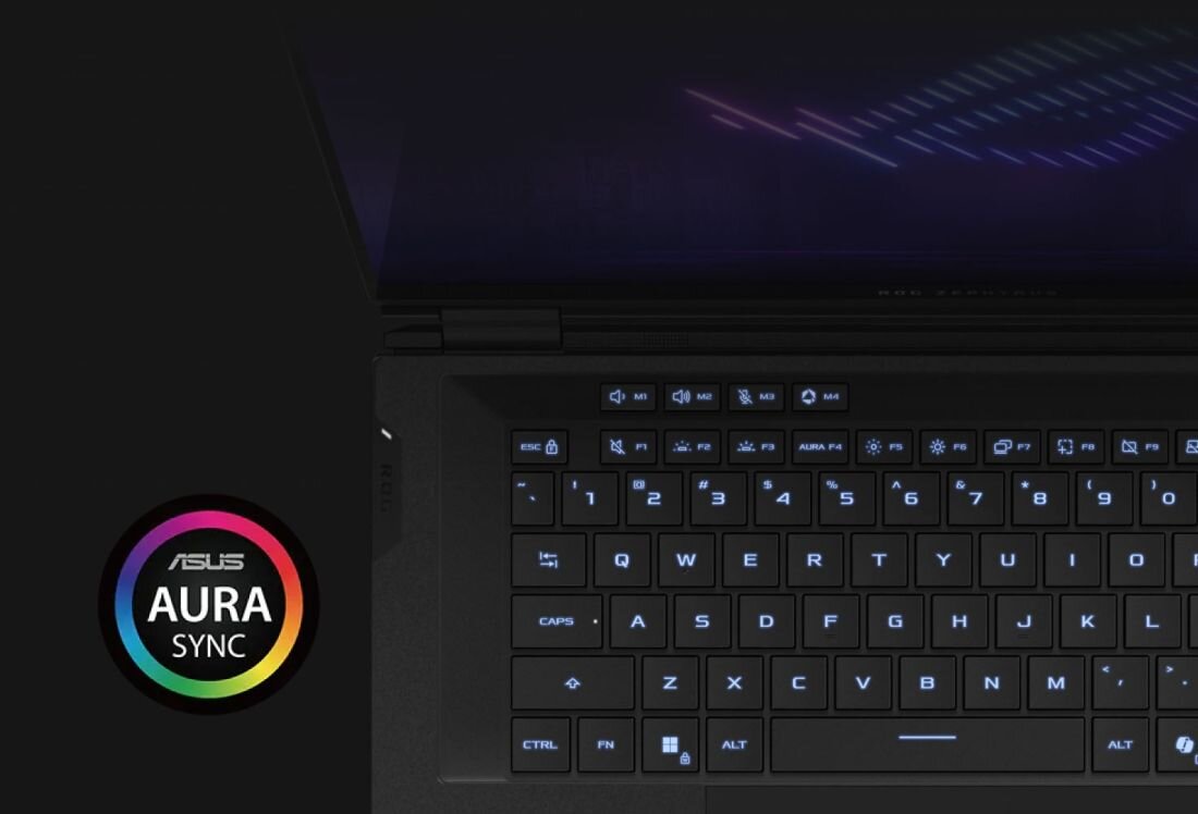 Obraz przedstawia klawiaturę laptopa z podświetleniem oraz logo \'ASUS AURA SYNC\' w kolorowym okręgu. Na ekranie widać rozmyty wzór świetlny.
