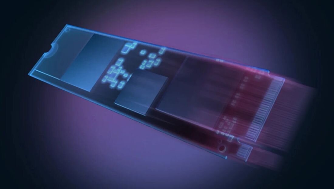 Obraz przedstawia półprzezroczysty model dysku SSD w odcieniach niebieskiego i fioletowego, z widocznymi elementami elektronicznymi na powierzchni.