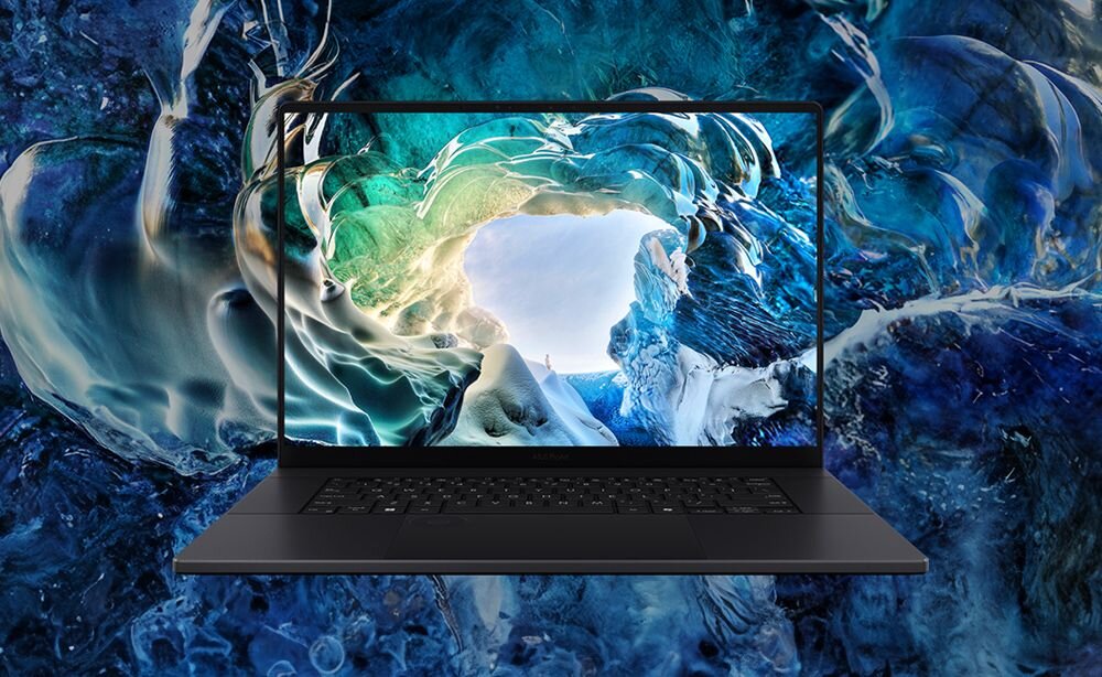Laptop z wyświetlaczem pokazującym abstrakcyjną grafikę w odcieniach niebieskiego i zielonego. Tło obrazu jest spójne z grafiką na ekranie, tworząc efekt wizualnej ciągłości.