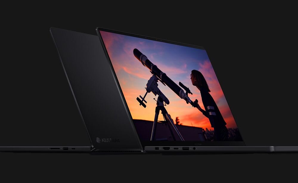Laptop z widocznym logo ASUS, na ekranie wyświetlany jest obraz osoby obserwującej przez teleskop na tle zachodzącego słońca.